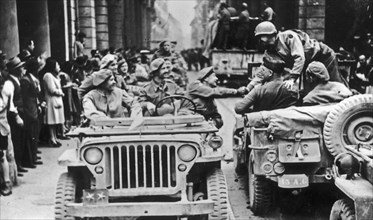 Polish troops of the 2nd Polish Corps entered Bologna. Gen. Klemens Rudnicki (behind the wheel) shakes hands with Gen. Marek Clark. General Zygmunt Bohusz-Szyszko is sitting in the front seat ca. Apri...
