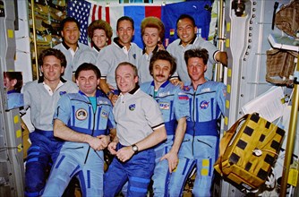 Group portrait of STS-84 and Mir 23 crewmembers in the Spacehab