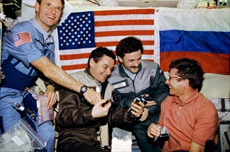 STS-81 and Mir 22 crews exchange gifts in the Mir Base Block