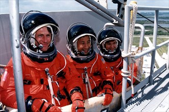 STS-84 Mission Specialists, from left, C. Michael Foale, Edward Tsang Lu and Elena V. Kondakova practice emergency egress procedures in a slidewire basket at Launch Pad 39A ca. 1997
