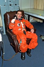 STS-87 Payload Specialist Leonid Kadenyuk of the National Space Agency of Ukraine gives a ‘thumbs up’ in his launch and entry suit in the Operations and Checkout Building ca. 1997