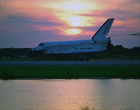 Space Shuttle orbiter Discovery touches down on Runway 33 at KSC’s Shuttle Landing Facility at 7:07:59 a.m. EDT Aug. 19 ca. 1997