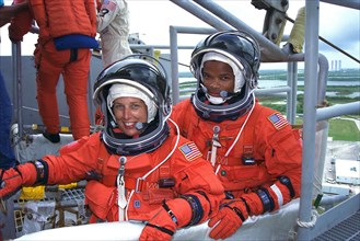 STS-85 Payload Commander N. Jan Davis (left) and Mission Specialist Robert Curbeam, Jr., check out an emergency egress slidewire basket at the 195-foot level of Launch Pad 39A during Terminal Countdow...