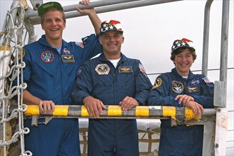 STS-86 Mission Specialists Scott Parazynski, at left, David Wolf, and Wendy Lawrence, at right, participate in emergency egress training at Launch Pad 39A as part of Terminal Countdown Demonstration T...