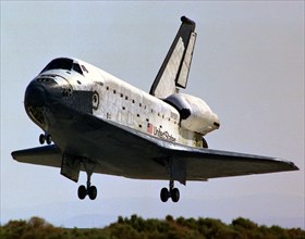 Space Shuttle Columbia nears its touchdown on Runway 22 at Edwards, California, at 8:39 a.m., 14 June 1991