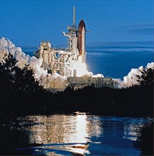 STS-32 Columbia, OV-102, liftoff from KSC LC Pad 39A is reflected in waterway