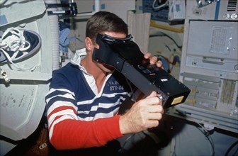 (24 Nov-1 Dec 1991) --- Terence T. (Tom) Henricks, STS-44 pilot, tests his visual acuity with the Visual Function Test (VFT) apparatus.
