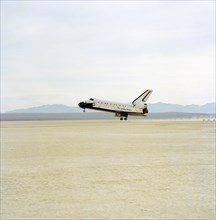 STS-44 Atlantis, OV-104, glides to a landing on runway 05 at EAFB, California