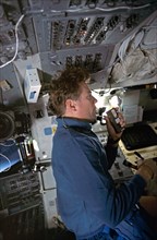 STS-45 Payload Specialist Lichtenberg records AEPI data onboard OV-104
