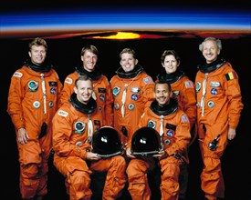 1992 - Official portrait of the STS-45 Atlantis, OV-104, crewmembers