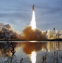 STS-48 Discovery, OV-103, soars into the evening sky after KSC liftoff