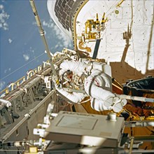 STS-49 MS Akers in OV-105's payload bay during ASEM procedures
