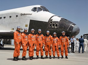 STS-49 crew poses for group portrait on EAFB runway 22 after OV-105 landing
