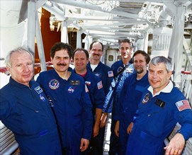 STS-35 Columbia, OV-102, crewmembers take a break from KSC training