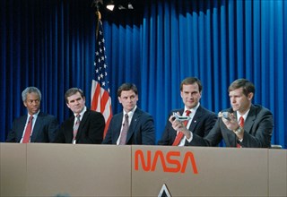 STS-39 crewmembers participate in preflight press conference at JSC's Bldg 2
