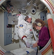 1992 - STS-54 MS2 Harbaugh and MS3 Helms during training in JSC's ETA / airlock