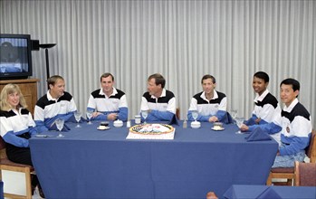 STS-47 Endeavour, OV-105, crew eats preflight breakfast at KSC O&C Bldg