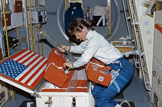 1992 - Crewmember working on the spacelab Drop Physics Module, Rack 9.