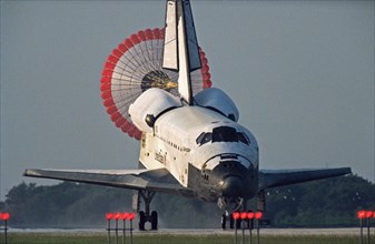 STS-50 Columbia, OV-102, landing with drag chute deploy at KSC SLF runway 33