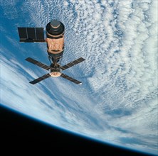 (8 Feb. 1974) --- An overhead view of the Skylab space station cluster in Earth orbit as photographed from the Skylab 4 Command and Service Modules (CSM) during the final fly-around by the CSM before ...