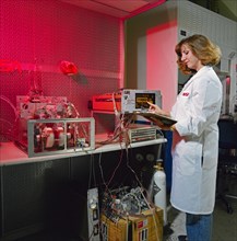 JSC technician checks STS-44 DSO 316 bioreactor and rotating wall vessel hdwr