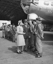 Queen Elizabeth with B-17 bomber crew