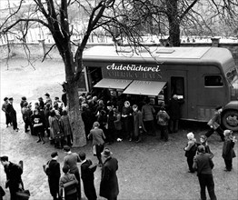 The first bookmobile of Amerika Haus began in 1952 to provide the population with books.
