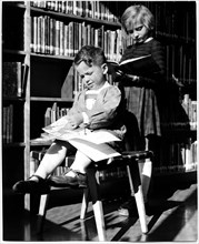 Young visitors to the children's library of the Amerika-Haus