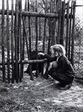 10/1961 - Children share friendship at the East West Berlin border