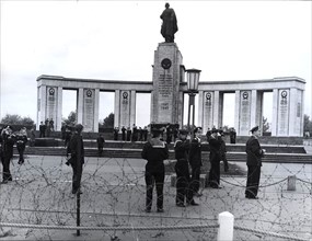 10/19/1962 - Berlin Oct. 19, 1962 Russian Marine Soldiers Are Visiting A Soviet War Memorial in
