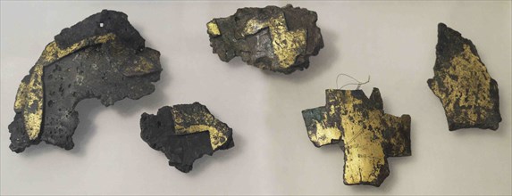 Gold-plated bronze fragments