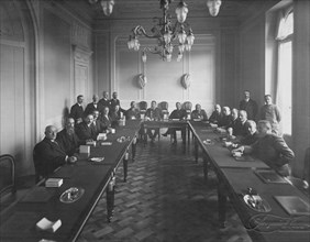le conseil de tournée lors de sa première réunion dans le nouveau siège, 1915