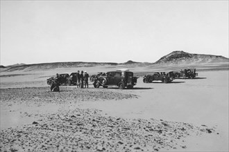 escursione all'oasi di cufra, convoglio del tci che muove verso il gebel el maghen, 1935