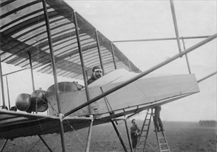 henri farman, français, avant même que delagrange ait réussi à voler avec un passager à bord, 1910