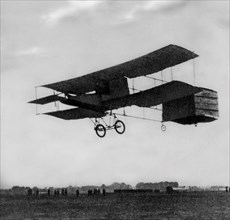 léon delagrange, français, qui a fait ses débuts en 1908 sur un avion voisin, et a réalisé de brillants vols en italie également, 1910