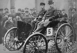 voiture duryea : l'une des premières voitures à moteur à combustion interne construites en amérique, 1895