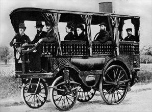 la diligence à vapeur "l'obeissante", 1872. les omnibus à vapeur, ancêtres des autocars modernes, ont été exploités en angleterre entre 1831 et 1834, avant d'être interdits.