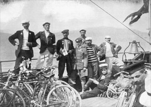 un groupe de cyclistes de san remo lors du voyage de 1905 au tunnel du sempione