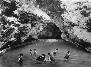 une des grottes d'acquasanta terme, marche, utilisée comme piscine, 1910
