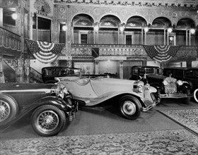 présentation de l'isotta fraschini, salon de l'automobile de milan, années 1930