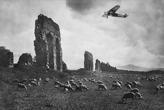 tri-moteur de la compagnie aérienne italienne survolant la campagne romaine sur la ligne Milan-Rome, années 1920-30