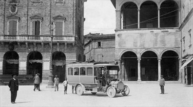 italie, macerata, voiture quittant la piazza pour la ligne macerata-treja, années 1930
