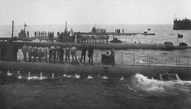 un groupe de sous-marins dans une image du photojournaliste luca comerio. 1915-1940
auteur : luca comerio