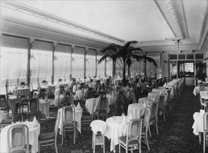 le restaurant de l'hôtel royal de san remo. destination du tourisme d'élite international jusqu'à la seconde guerre mondiale, la ville ligure comptait un grand nombre d'hôtels de luxe ; un phénomène q...