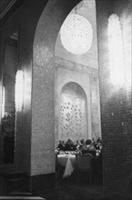 à l'initiative de la direction du groupe fiat, le grand hôtel principi di piemonte a été construit à turin en 1938. la photo montre un détail de la salle de bal, avec ses hautes niches en mosaïque dor...
