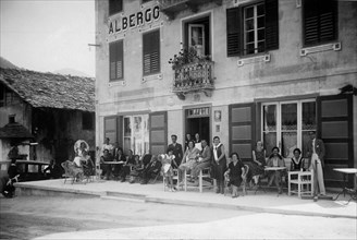 vacanciers posant pour une photo souvenir à l'hôtel central d'auronzo di cadore, 1915-1940