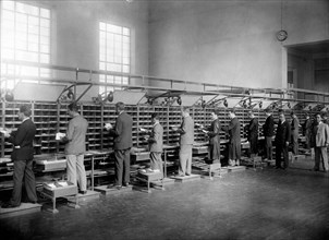 le bon fonctionnement des bureaux de poste était l'un des bienfaits du régime. la photo montre un bureau dans lequel le matériel était trié, vers 1935.