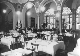 le hall de l'hôtel italia, à bengasi. il abritait des marchands et des fonctionnaires italiens. 1915-40