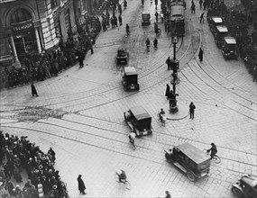 dans les années qui ont suivi la 1ère guerre, la voiture et le tramway sont devenus des aspects dominants du paysage urbain. sur la photo : milan, l'entrée de la via orefici. 1915-50