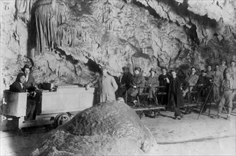 une des grandes passions du président l.v. bertarelli était les grottes : la photo montre bertarelli à postumia, qu'il a contribué à faire connaître et à promouvoir, ainsi que les grottes karstiques à...